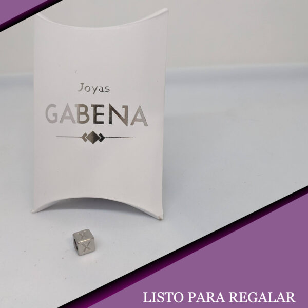 Charm Inicial Pasante Acero Quirúrgico